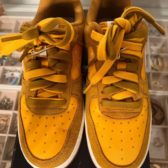 Size 5.5 - Nike Air Force 1 '07 SE Gold Suede - DA8302-700 In Box - Picture 7 of 8